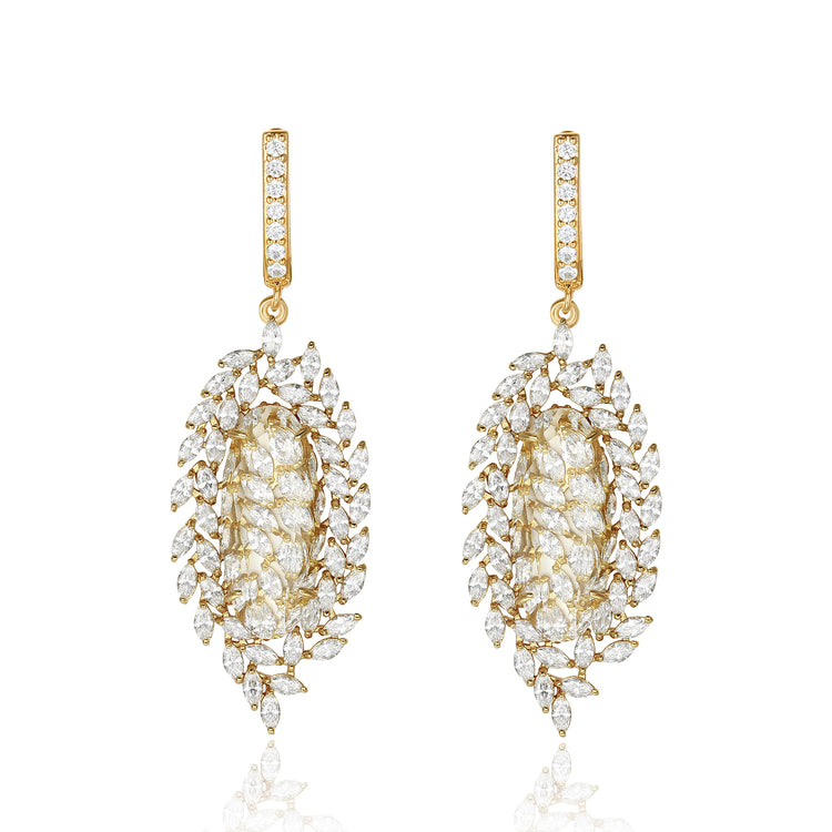Ohrringe aus weißem Valencia-Stein und Designer-CZ-Ohrringen in Goldform