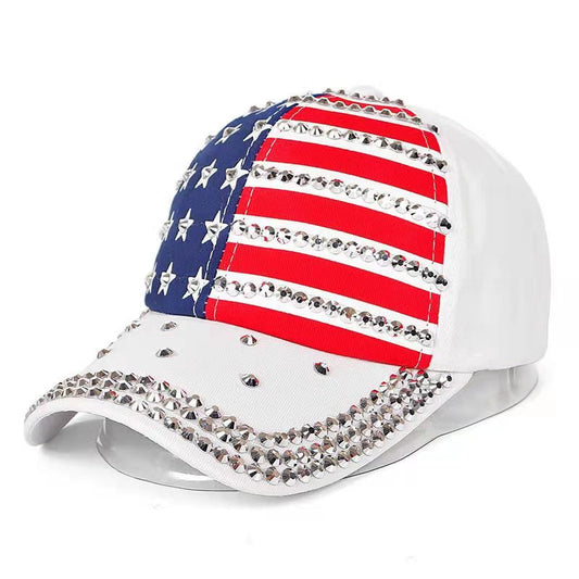 Weißer Hut mit großer amerikanischer Flagge aus Strasssteinen